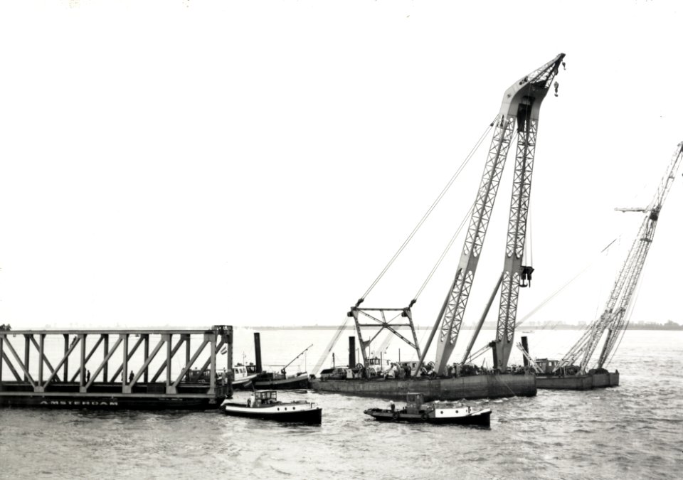 HUA-167922-Afbeelding van het afvoeren van een oud brugdeel van de spoorbrug over het Hollands Diep bij Moerdijk (Moerdijkbrug)