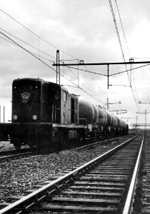 HUA-169584-Afbeelding van de diesel-electrische locomtief nr. 2407 (serie 2400-2500) van de N.S. met een goederentrein (silowagens) te Zaandam
