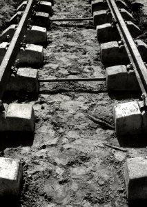 HUA-168959-Afbeelding van het leggen van betonnen dwarsliggers (betonblokkenspoor) in de door de N.S. als goederenspoorweg geëxploiteerde voormalige N.T.M.-tramlijn Steenwijk-Makkinga te Eesveen