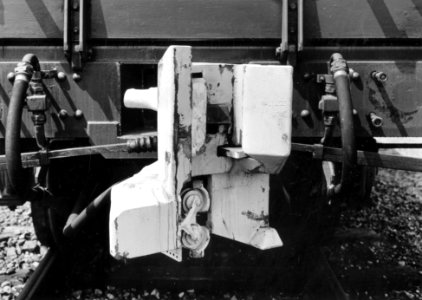 HUA-169514-Afbeelding van een goederenwagen die bij wijze van proef voorzien is van een automatische koppeling