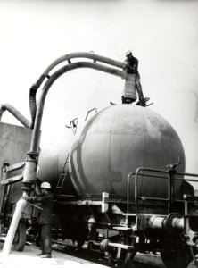 HUA-169604-Afbeelding van het vullen van een silowagen van de NS