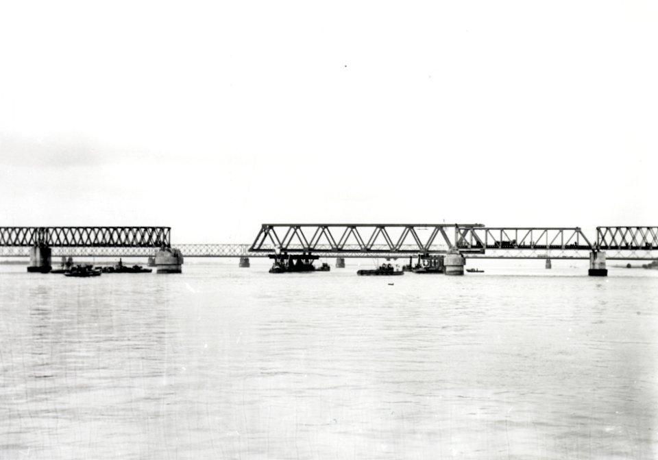 HUA-167939-Afbeelding van het invaren van een nieuw brugdeel voor de spoorbrug over het Hollands Diep bij Moerdijk (Moerdijkbrug)