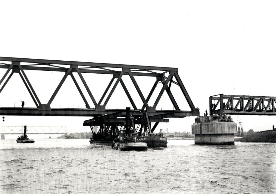 HUA-167928-Afbeelding van het invaren van een nieuw brugdeel voor de spoorbrug over het Hollands Diep bij Moerdijk (Moerdijkbrug)