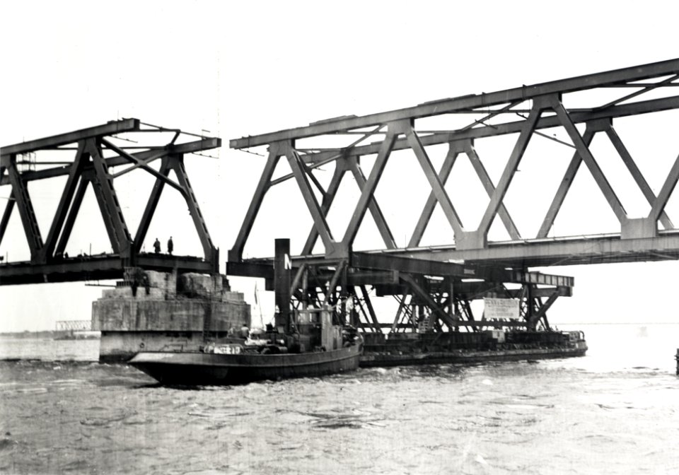 HUA-167925-Afbeelding van het invaren van een nieuw brugdeel voor de spoorbrug over het Hollands Diep bij Moerdijk (Moerdijkbrug)