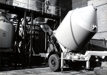 HUA-169600-Afbeelding van het afleveren van een silolaadkist voor het vervoer van soda bij de Vereenigde Glasfabrieken te Schiedam