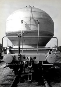 HUA-169589-Afbeelding van de kopzijde van de silowagen blaas en druksilowagen nr NS 599602 van Pieter Bon voor het vervoer van spinkorrels op het terrein van de 