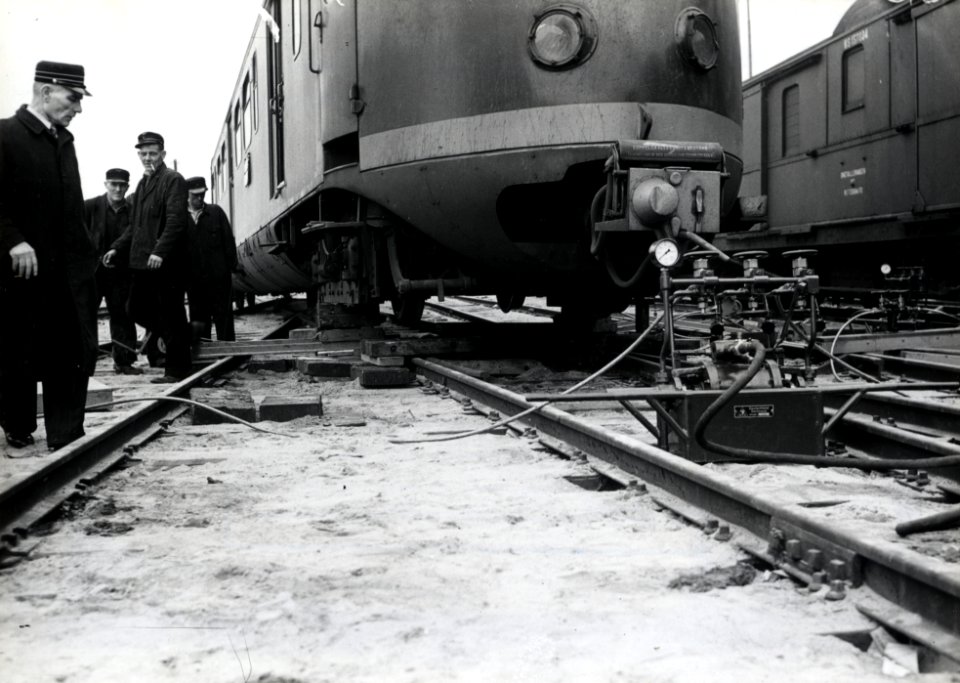 HUA-169692-Afbeelding van gereedschap voor het hersporen van spoorwegmaterieel te Rotterdam Zuid, tijdens een proefneming met het electrische treinstel nr. 267 (mat. 1946) van de N.S