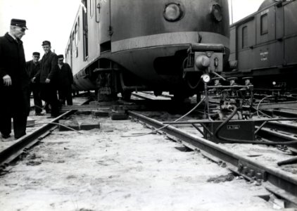 HUA-169692-Afbeelding van gereedschap voor het hersporen van spoorwegmaterieel te Rotterdam Zuid, tijdens een proefneming met het electrische treinstel nr. 267 (mat. 1946) van de N.S