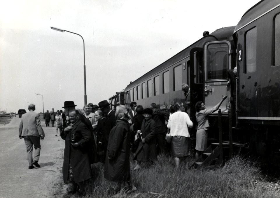 HUA-168826-Afbeelding van een groep bejaarden bij de extra trein, bestaande uit rijtuigen plan D van de N.S., voor de reis van "Ouden van Dagen" te Harderwijk Haven