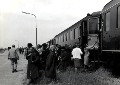HUA-168826-Afbeelding van een groep bejaarden bij de extra trein, bestaande uit rijtuigen plan D van de N.S., voor de reis van "Ouden van Dagen" te Harderwijk Haven
