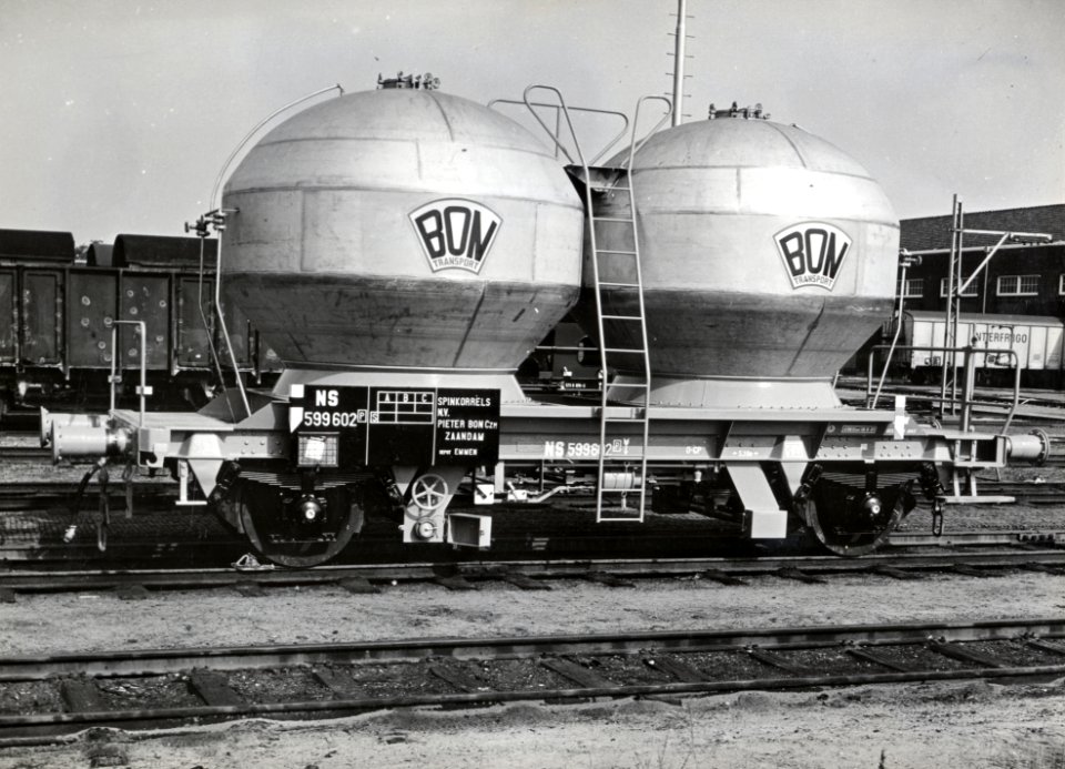 HUA-169588-Afbeelding van de silowagen (blaas- en druksilowagen) nr. NS 599602 van Pieter Bon voor het vervoer van spinkorrels, op het terrein van de wagenwerkplaats te Amersfoort