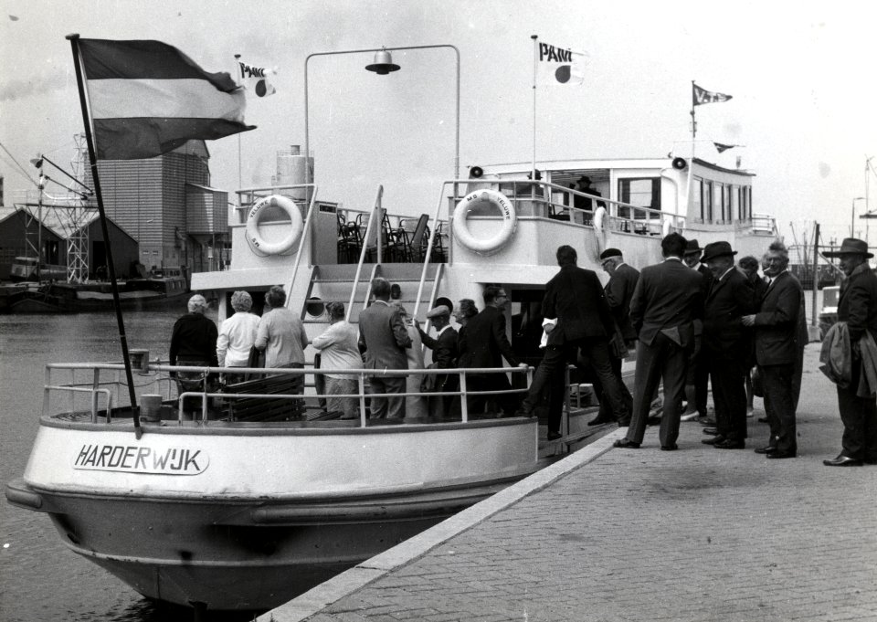 HUA-168827-Afbeelding van een groep bejaarden tijdens het aan boord gaan op het schip "Veluwe" in de haven van Harderwijk, tijdens de reis van "Ouden van Dagen"