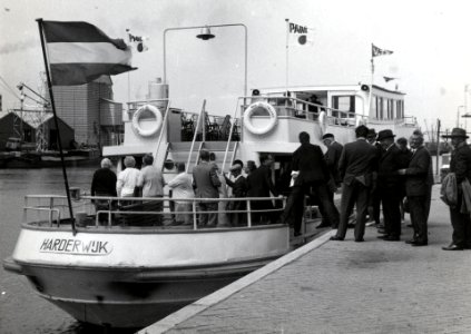 HUA-168827-Afbeelding van een groep bejaarden tijdens het aan boord gaan op het schip "Veluwe" in de haven van Harderwijk, tijdens de reis van "Ouden van Dagen"