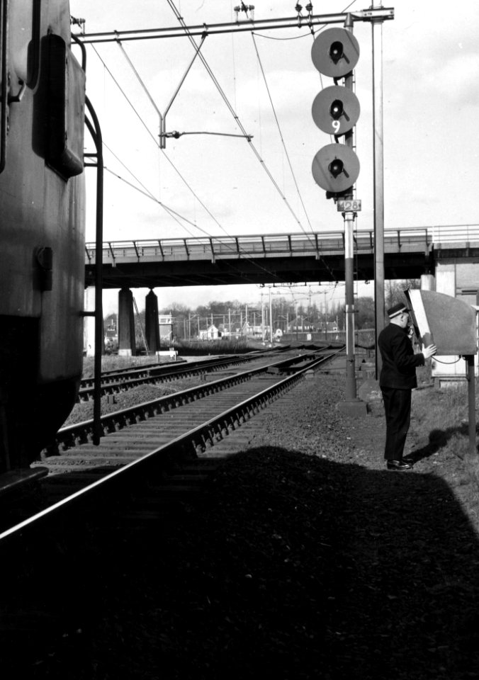 HUA-169491-Afbeelding van het driehoogten-lichtsein 428 bij Lunetten te Utrecht, met rechts een machinist die telefoneert bij een telefoonkast