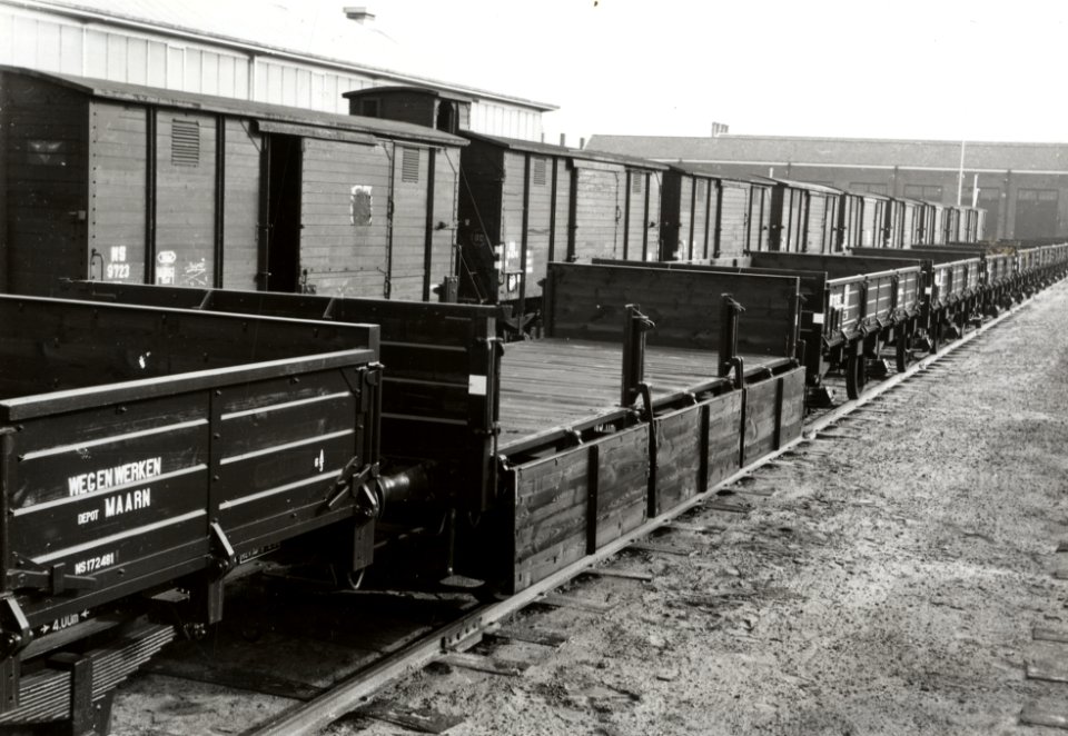 HUA-169704-Afbeelding van enkele zandwagens van de N.S. (serie NS 172301-172361, 172381-172500) op het terrein van de wagenwerkplaats te Amersfoort