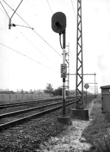 HUA-169487-Afbeelding van het hoofdsein nr 839 lichtsein met kleurenwisselaar ter hoogte van km 254 langs de spoorlijn tussen Nijkerk en Amersfoort uit het noord