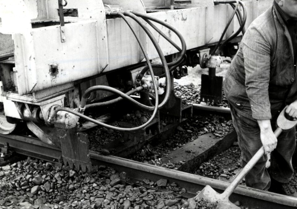 HUA-169661-Afbeelding van de graaftanden van de hormachine van de N.S. tijdens onderhoudswerkzaamheden aan de spoorlijn te Heerhugowaard