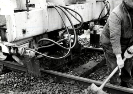 HUA-169661-Afbeelding van de graaftanden van de hormachine van de N.S. tijdens onderhoudswerkzaamheden aan de spoorlijn te Heerhugowaard