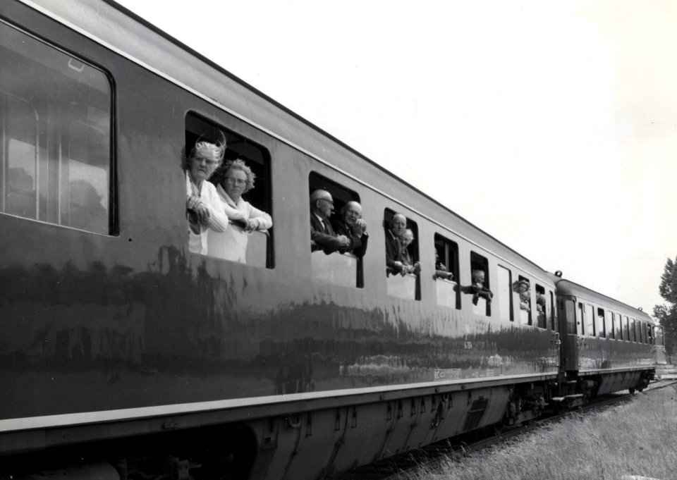 HUA-168824-Afbeelding van een groep bejaarden in een extra trein, bestaande uit rijtuigen plan D van de N.S., voor de reis van "Ouden van Dagen" te Harderwijk Haven
