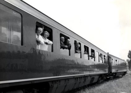HUA-168824-Afbeelding van een groep bejaarden in een extra trein, bestaande uit rijtuigen plan D van de N.S., voor de reis van "Ouden van Dagen" te Harderwijk Haven