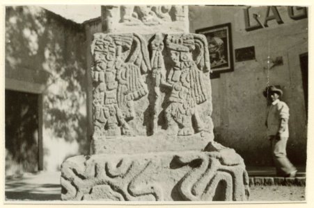 Huggen sten - SMVK - 0307.c.0029