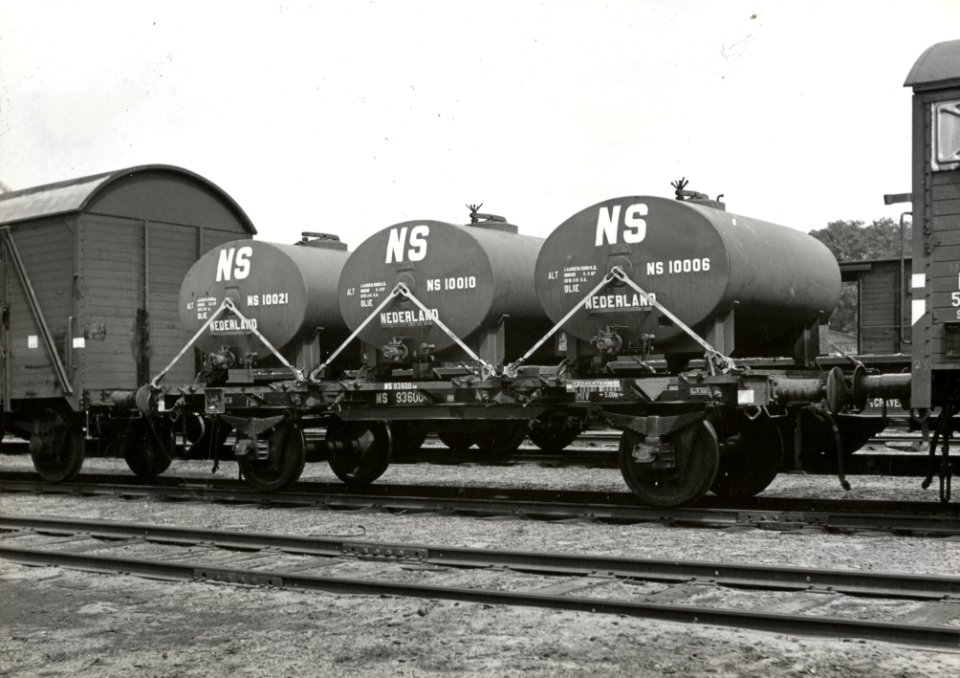 HUA-169654-Afbeelding van de platte wagen nr. NS 93600 met autolaadketelwagens voor het vervoer van olie op het emplacement te Amersfoort