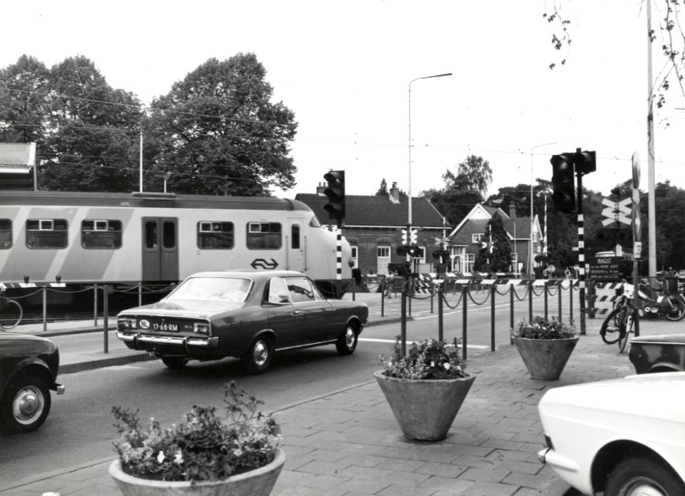 HUA-169418-Gezicht op de spoorwegovergang in de Soestdijkseweg te Bilthoven (gemeente De Bilt)