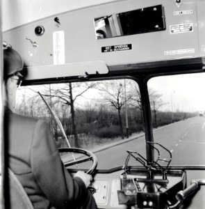 HUA-168086-Interieur van de Leyland-Werkspoor autobus nr. 5003 (serie 4988-5030, "Bolramers") van de N.Z.H. voor de N.S.-busdienst Den Haag - Amsterdam van de N.S., met links de buschauffeur