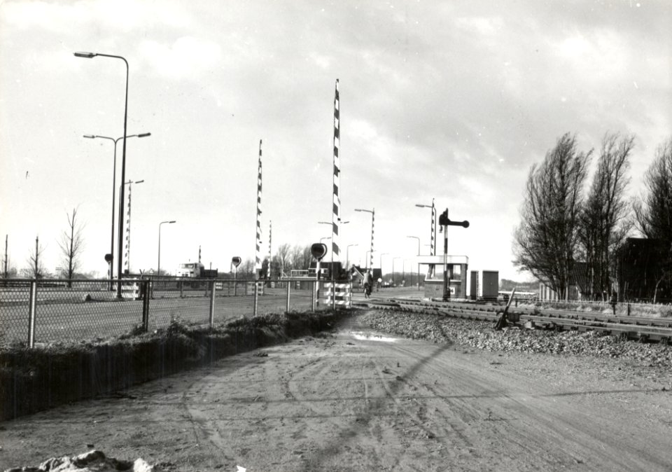 HUA-169405-Gezicht op de spoorwegovergang in de Rijksstraatweg te Hardegarijp