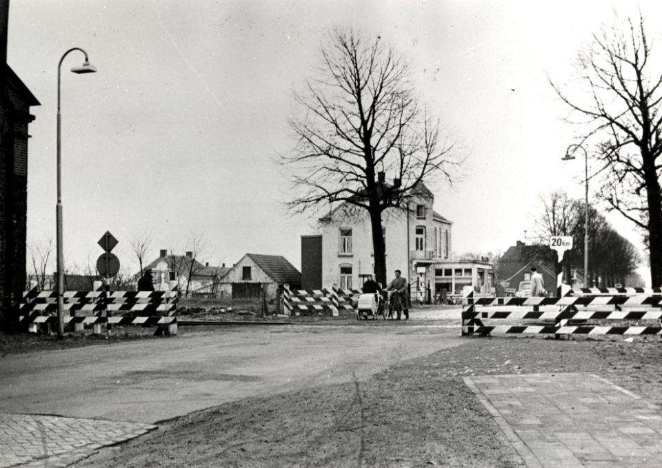 HUA-169402-Gezicht op de spoorwegovergang met schuifbomen in de Spoorstraat Heijenseweg te Gennep