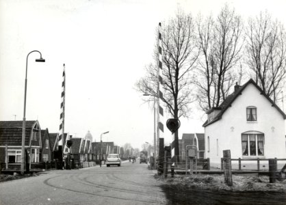 HUA-169406-Gezicht op de spoorwegovergang in de Nieuweweg te Hoogkarspel