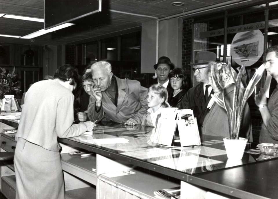HUA-169295-Interieur van het N.S.-station Amsterdam C.S. te Amsterdam- inlichtingenbureau