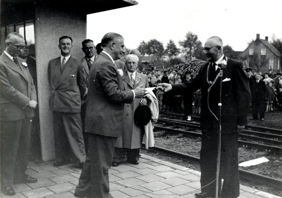 HUA-167885-Afbeelding van de ontvangst door burgemeester L. Roefs van Deurne (rechts) van president-directeur dr. ir. F.Q. den Hollander van de N.S. op het perron van het N.S.-station Deurne te Deurne, ter geleg