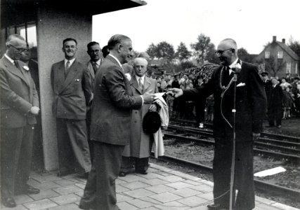 HUA-167885-Afbeelding van de ontvangst door burgemeester L. Roefs van Deurne (rechts) van president-directeur dr. ir. F.Q. den Hollander van de N.S. op het perron van het N.S.-station Deurne te Deurne, ter geleg