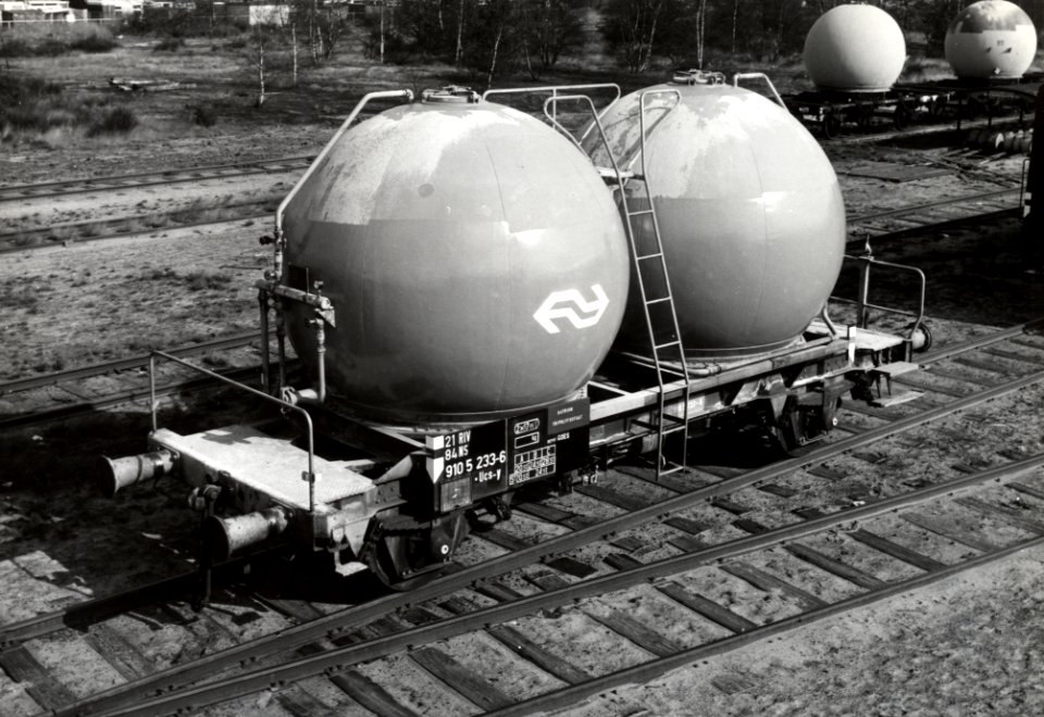 HUA-169583-Afbeelding van silowagen 2184 910 5 233-6 voor het vervoer van natrium tripolyfosfaat (type Usc-y, depot Goes) van de N.S. op het terrein van de wagenwerkplaats te Amersfoort