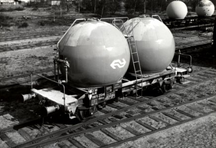 HUA-169583-Afbeelding van silowagen 2184 910 5 233-6 voor het vervoer van natrium tripolyfosfaat (type Usc-y, depot Goes) van de N.S. op het terrein van de wagenwerkplaats te Amersfoort