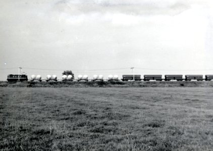 HUA-169578-Afbeelding van een goederentrein getrokken door een electrische locomotief uit de serie 1100 van de NS
