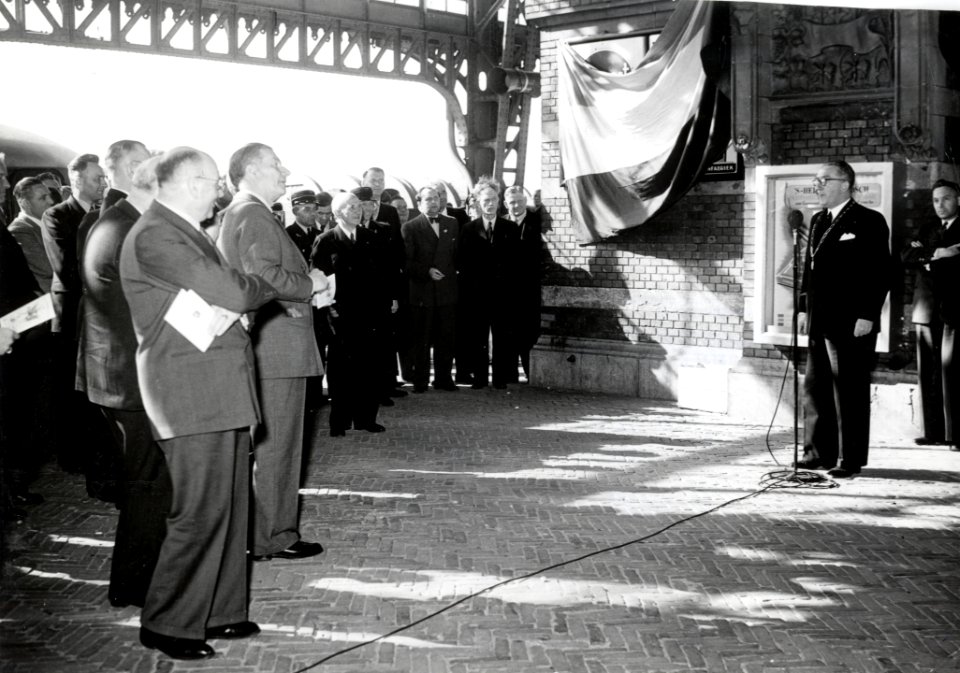 HUA-167852-Afbeelding van de festiviteiten op het perron van het N.S.-station 's-Hertogenbosch te 's-Hertogenbosch, ter gelegenheid van de ingebruikneming van de geëlectrificeerde spoorlijnen in Noord-Brabant en