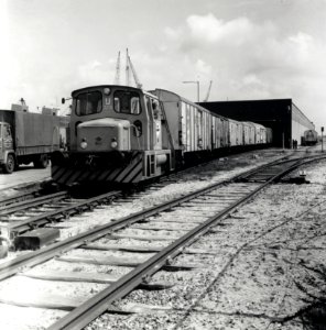HUA-168453-Afbeelding van een O&K (Orenstein & Koppel) rangeerlocomotief met koelwagens van Interfrigo bij de Stuwadoorsmaatschappij Müller-Progress in de Beatrixhaven te Rotterdam