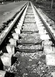 HUA-168958-Afbeelding van het leggen van betonnen dwarsliggers (betonblokkenspoor) in de door de N.S. als goederenspoorweg geëxploiteerde voormalige N.T.M.-tramlijn Steenwijk-Makkinga te Eesveen