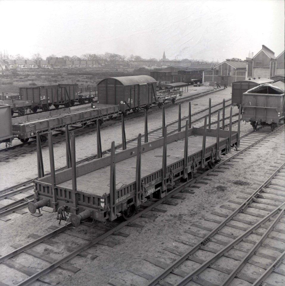 HUA-167466-Afbeelding van de rongenwagen NS 84284 (type S-LWO) van de N.S. op het terrein van de wagenwerkplaats van de N.S. te Amersfoort