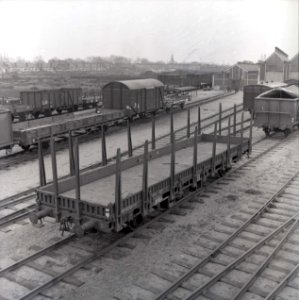 HUA-167466-Afbeelding van de rongenwagen NS 84284 (type S-LWO) van de N.S. op het terrein van de wagenwerkplaats van de N.S. te Amersfoort