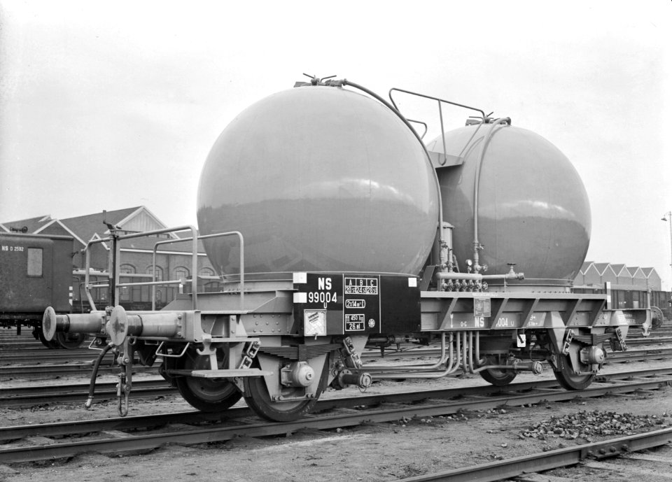 HUA-169551-Afbeelding van de silowagen nr. NS 99004 (type U, serie 99000-99099) van de N.S. op het terrein van de Wagenwerkplaats te Amersfoort