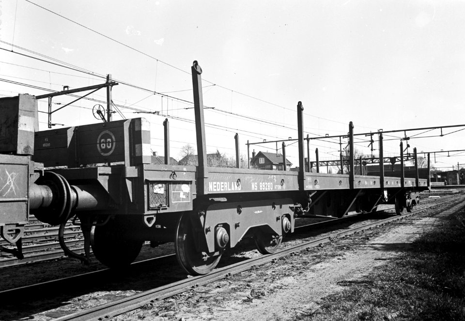 HUA-167501-Afbeelding van de 4 assige rongenwagen nr NS 89280 type HTSW serie 89176 89200 en 89226 89275 van de NS op het emplacement van het NS station Naarden 