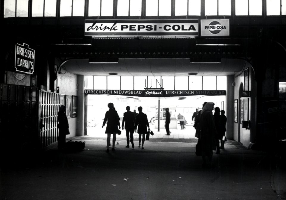 HUA-169229-Interieur van het N.S.-station Utrecht C.S. te Utrecht- uitgang