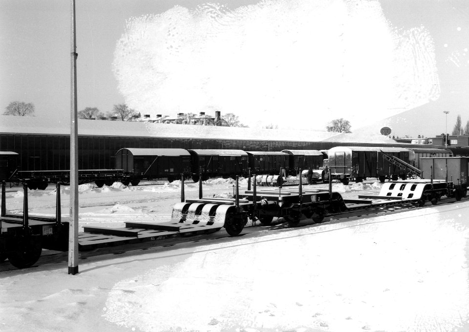 HUA-167484-Afbeelding van kuilwagens van de N.S. op de besneeuwde laad- en losplaats aan de Mineurslaan te Utrecht