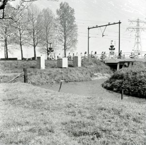 HUA-167634-Gezicht op de spoorwegovergang bij de Fortweg - Mereveldseweg te Houten, met een groep fietsende kinderen