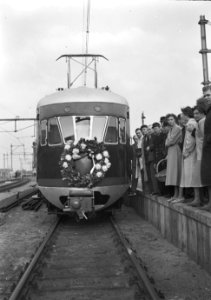 HUA-167848-Afbeelding van het electrische treinstel nr 682 mat 1946 met een bloemenkrans tijdens de feestrit ter gelegenheid van de electrificatie van Leiden - Woerden