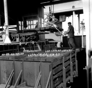 HUA-167668-Afbeelding van het voor verzending gereedmaken van geprepareerde dwarsliggers in het Houtbereidingsbedrijf van de N.S. (HBI) te Dordrecht