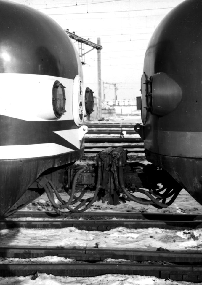 HUA-169506-Afbeelding van de koppeling van twee electrische treinstellen mat. 1954 van de N.S. op het terrein van de lijnwerkplaats te Leidschendam